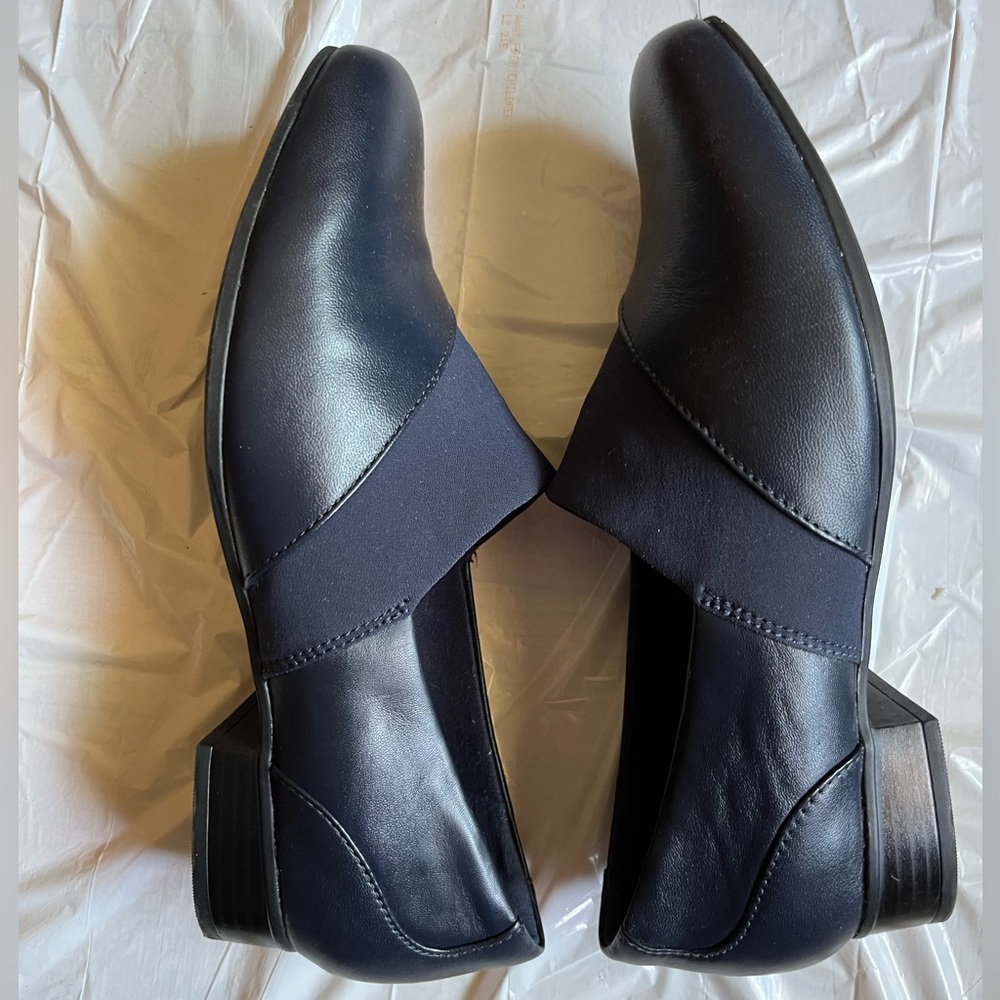 Clark’s Collection Ultimate Comfort, 8 Wide, Navy Leather, excellent condition.